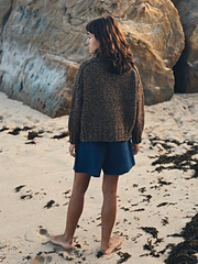 Amélia is wearing size 3 with 33cm of positive ease at the bust
