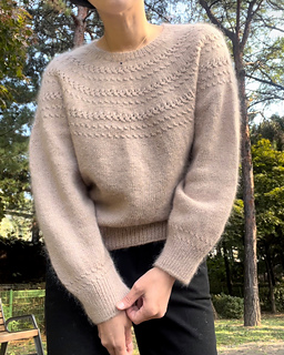 Sleeve Option 1: Standard length (wrist-length)