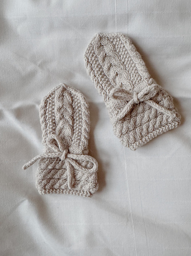 Høstflettevotter BABY - Strikkesoffe by Sofie Hågensen