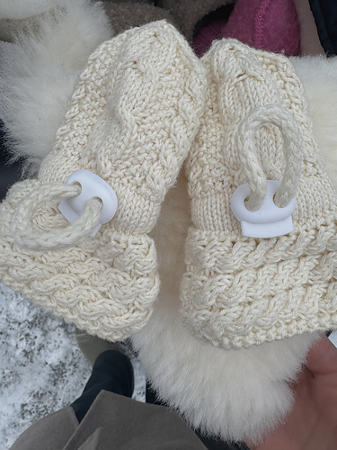 Høstflettevotter BABY - Strikkesoffe by Sofie Hågensen