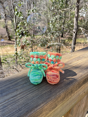 Ravelry: Bubble Booties pattern by Kathie Popadin