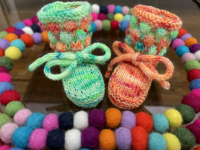 Ravelry: Bubble Booties pattern by Kathie Popadin