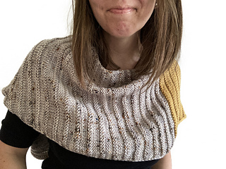 Style your Air Hugs Wrap as a simple shoulder cozy. The piece is closed in a long loop using removable buttons.