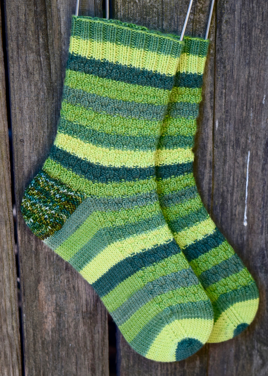 easy knit and purl sock knitting pattern using sock weight yarn that's a self-striping yarn