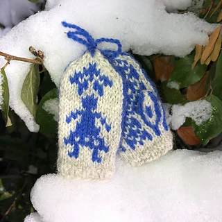 Shown in Finullgarn; knit on US size 0 (2.00mm) dpns