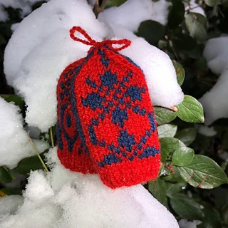 Shown in Finullgarn; knit on US size 0 (2.00mm) dpns