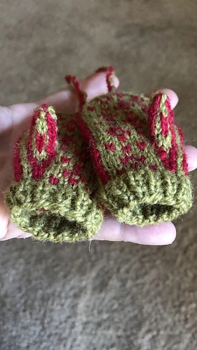 Shown in Finullgarn; knit on US size 0 (2.00mm) dpns