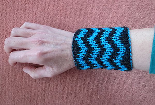 Reversible Zigzag wristlet photo 7
