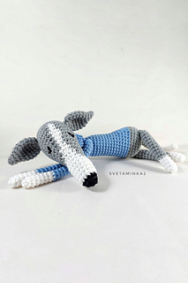 Adorable sleepy crochet Whippet pose – the construction make it possible!
