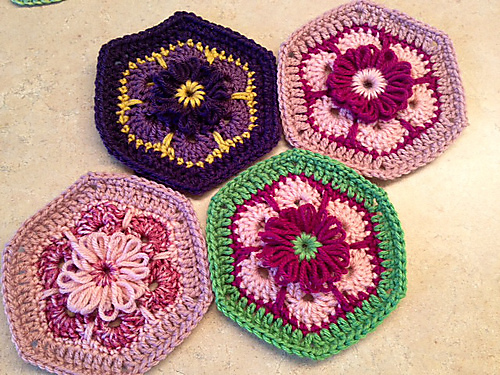 African Flower Motif with a Loomed Flower Centre photo 2