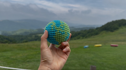 Earth crochet ball – eco gift or learning tool :earth_africa:
지구 코바늘 인형 – 교육용이나 선물용으로 좋아요
Erdkugel häkeln – als Geschenk oder Lernmaterial