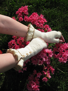 Ravelry: takdpm's Belle Ruffle Gloves