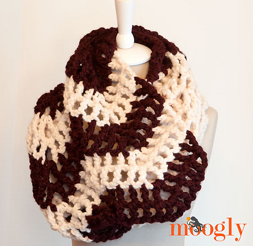 Ravelry: Big Bold Chevron Cowl pattern by Tamara Kelly