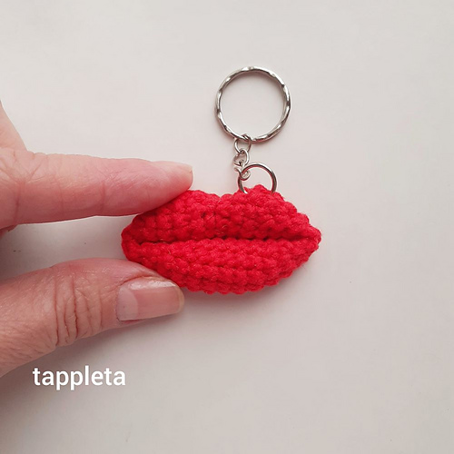 Ravelry: Red lips keychain pattern by tanya tappleta