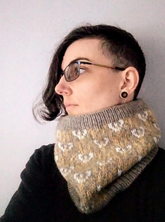 Three-colour DK Hope Grows Roots Cowl, in low-contrast tonal colours, Tall and Wide version