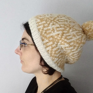 Short brim with pompom
