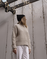 CERATA Sweater in size XS/S on a model with bust circ 81 cm and cross shoulder width 34 cm - knitted with Peruvian Highland Wool (color Marzipan) and Tilia (Latte) both from Filcolana