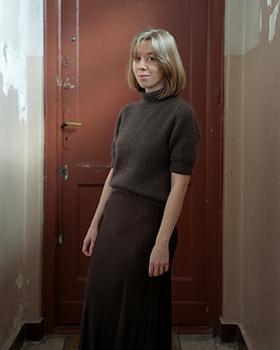 FEST tee in size 1 worn with a 6 cm of positive ease. Sample is knitted with Sandnes Garn - Sunday held together with Sandnes Garn - Tynn Silk Mohair.