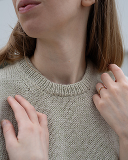 Neckline finishing detail of the spring/summer FEST tee. Sample knitted with Sandnes Garn - Tynn Line held together with Sandnes Garn - Alpakka Følgetråd.