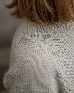 Shoulder and sleeve cap detail of the spring/summer FEST tee. Sample knitted with Sandnes Garn - Tynn Line held together with Sandnes Garn - Alpakka Følgetråd.