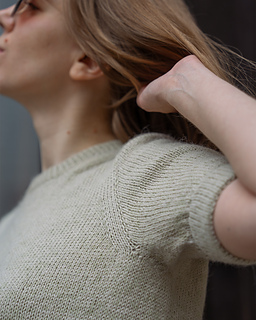 Armhole shaping detail of the spring/summer FEST tee. Sample knitted with Sandnes Garn - Tynn Line held together with Sandnes Garn - Alpakka Følgetråd.