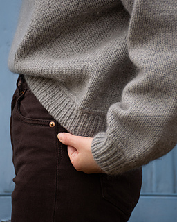 BLUZA sweatshirt - bottom finishing & sleeves details.