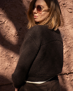 BLUZA sweatshirt in size 1 worn with 20 cm of positive ease at the bust on a model with full bust circumference of 82 cm knitted in GABO wool - MY TIME MERINO (9305) & MOHSILKO (4305)