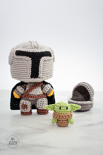 Liten Baby Yoda i en kapsel - Ana Carolina