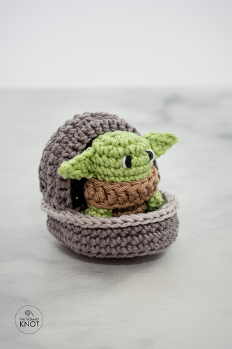 Liten Baby Yoda i en kapsel - Ana Carolina