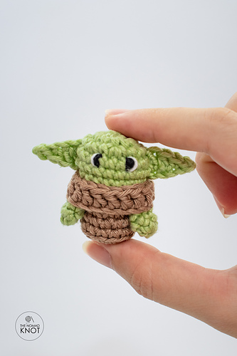 Liten Baby Yoda i en kapsel - Ana Carolina