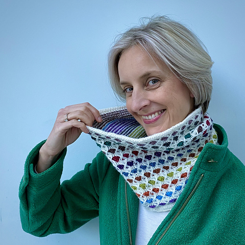 Ravelry Snowball Kiss Cowl pattern by Sophie McKane