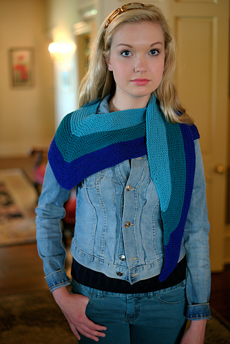 F575 DK Merino Superwash Triangle Scarf photo 2