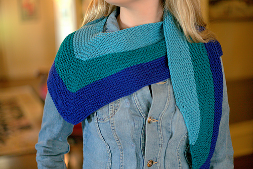 F575 DK Merino Superwash Triangle Scarf photo 3