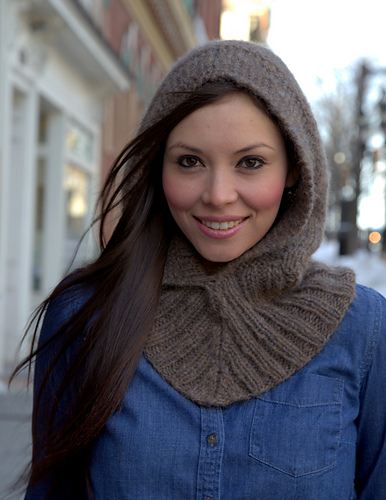 Genser med hette på halsen - Vanessa Ewing