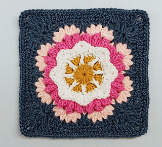 Ravelry: 366 days of granny squares / Day 1 pattern by Veronika Liachovic