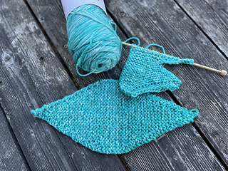 Knit the underside 1st this time, since I knew the color I will use..   got that out of the way!
