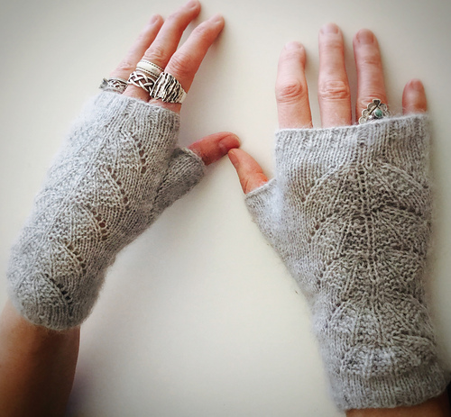La Parapluie Fingerless Mitts photo 2