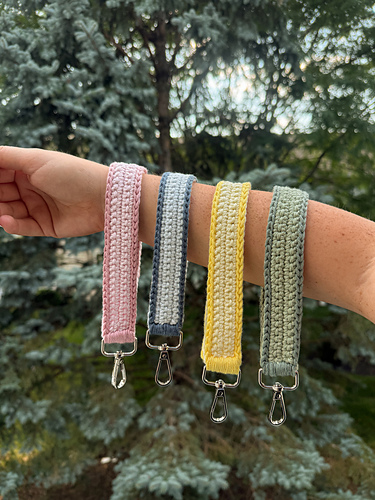 Simple Crochet Keychain Wristlet