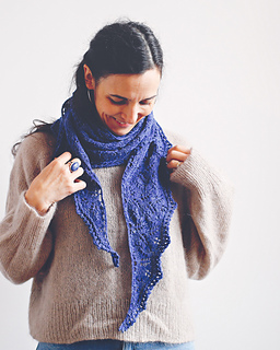 Sample knitted by De rerum natura, in Alice colourwat gentiane.