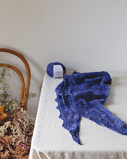 Sample knitted by De rerum natura, in Alice colourwat gentiane.