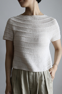 Sample 1: wearing 10 cm/ 4 inches of positive ease at bust.
