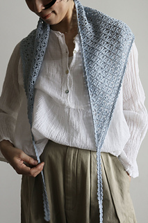 Sample 2:
knitted with Trio + mulberry silk from Isager held together throughout.