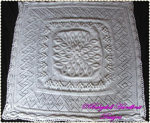 Four triangle shawl with lacy edging photo 1