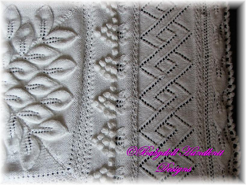 Four triangle shawl with lacy edging photo 3