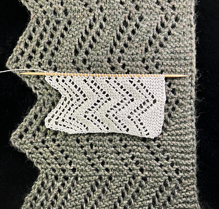 Comparison of pattern as an edging and as a scarf in bigger yarn and needles