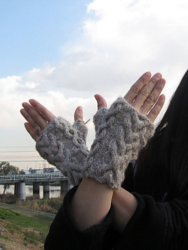 p.21 Cabled Fingerless Gloves ケーブルの指出し手袋 다른 모습 2