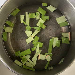 3g rhubarb leaves in water